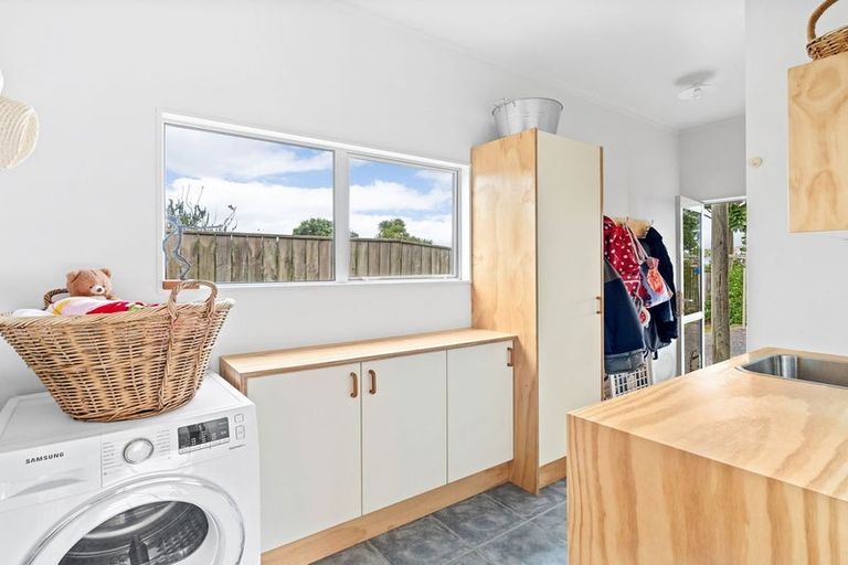 Photo of property in 18 Marram Way, Peka Peka, Waikanae, 5391