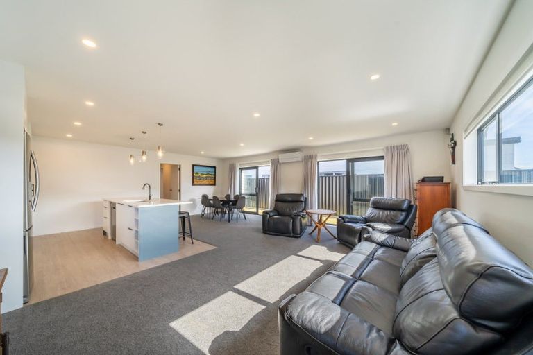 Photo of property in 3 Thornbury Lane, Timberlea, Upper Hutt, 5018