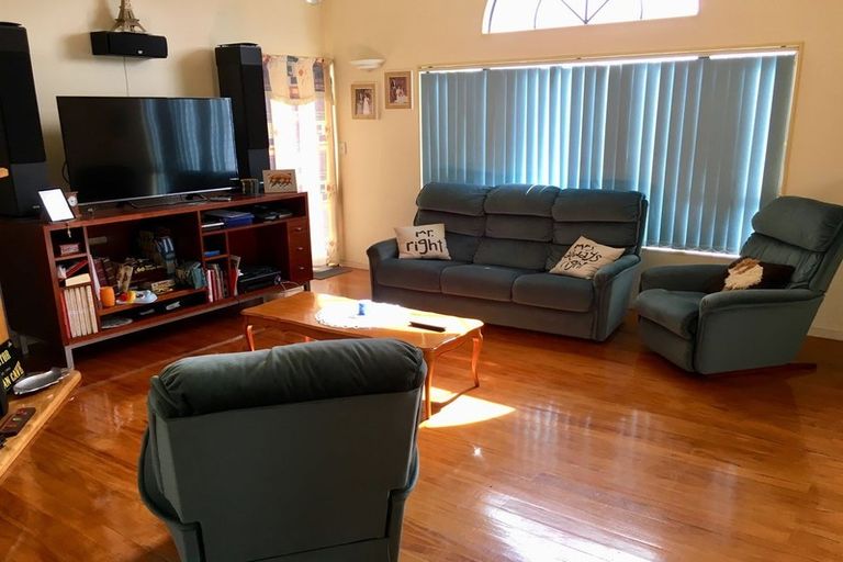 Photo of property in 15 Macadamia Close, Goodwood Heights, Auckland, 2105