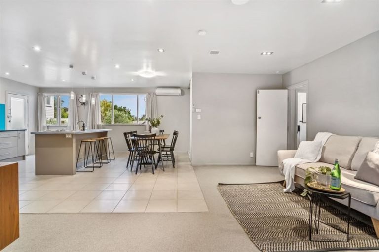 Photo of property in 1/23 Sunnynook Road, Forrest Hill, Auckland, 0620