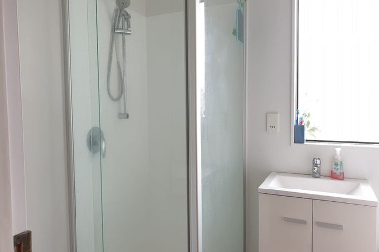 Photo of property in 82 Athena Drive, Totara Vale, Auckland, 0629