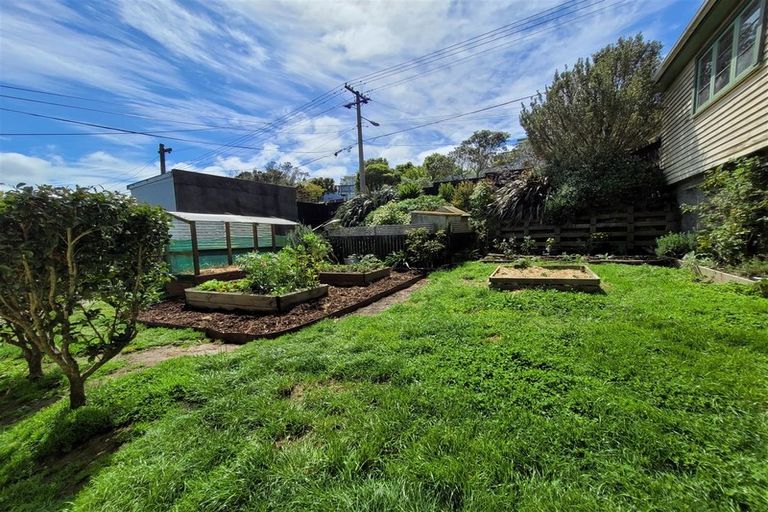 Photo of property in 20 Miles Crescent, Newlands, Wellington, 6037