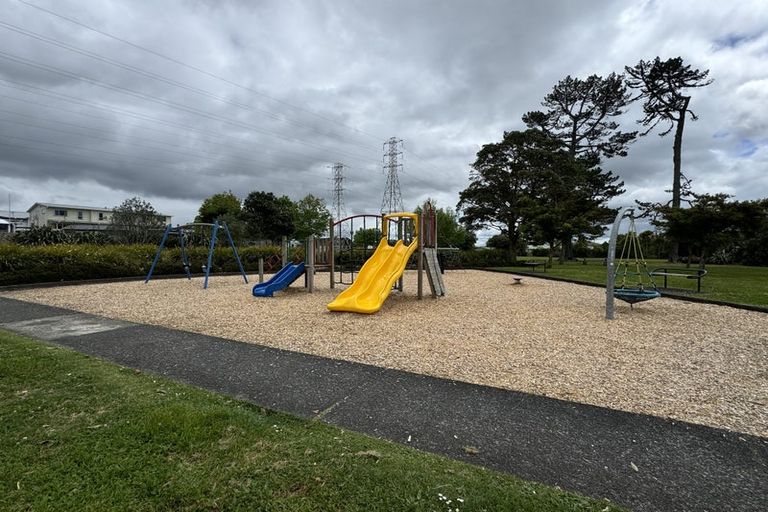 Photo of property in 6 Porter Avenue, Te Atatu South, Auckland, 0610