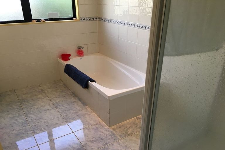 Photo of property in 15 Macadamia Close, Goodwood Heights, Auckland, 2105