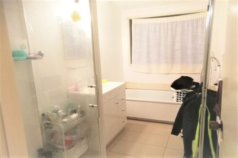 Photo of property in 1/1 Cheval Drive, Totara Vale, Auckland, 0629