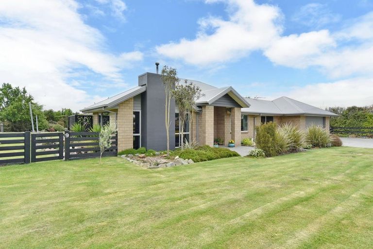 Photo of property in 9 Riverside Way, Amberley, 7410