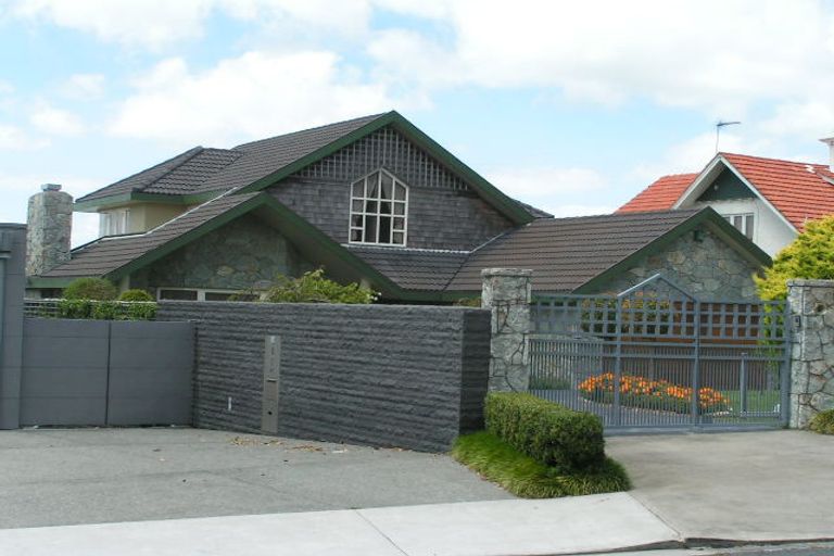 Photo of property in 1/1a Clifton Road, Hauraki, Auckland, 0622