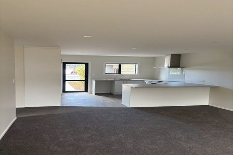 Photo of property in 98 Tirimoana Road, Te Atatu South, Auckland, 0602