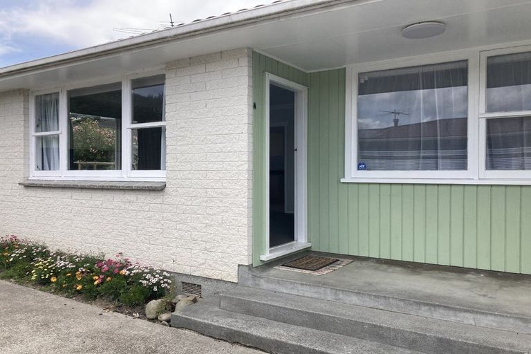 Photo of property in 17 Heather Grove, Fairfield, Lower Hutt, 5011