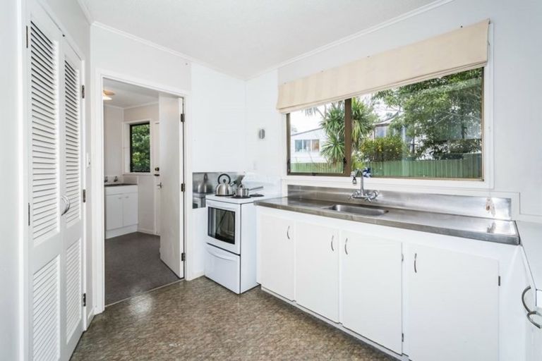 Photo of property in 4 St Catherine Crescent, West Harbour, Auckland, 0618