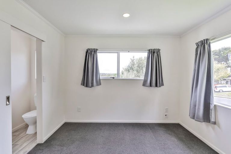 Photo of property in 2/28 Witheford Drive, Bayview, Auckland, 0629