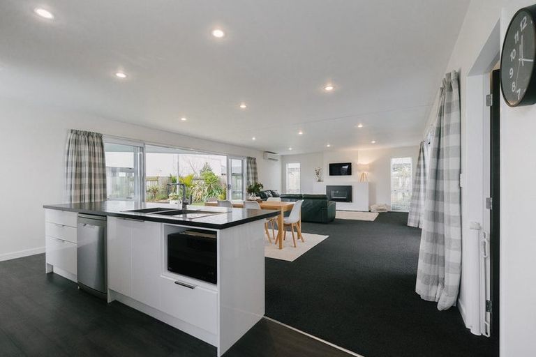 Photo of property in 10 Monaco Grove, Fitzherbert, Palmerston North, 4410