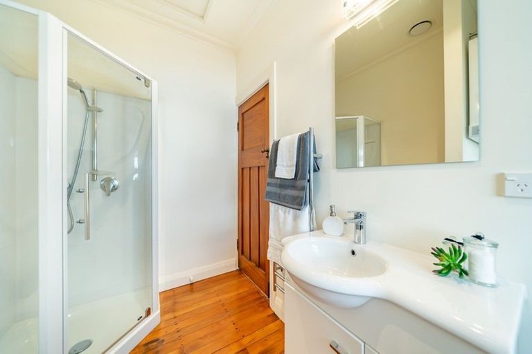 Photo of property in 35 Palliser Road, Roseneath, Wellington, 6011