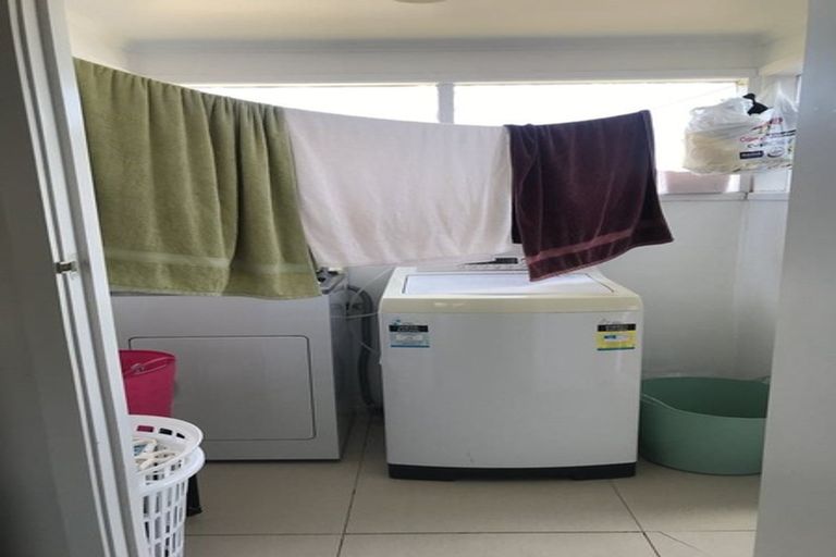 Photo of property in 2/178 Chivalry Road, Glenfield, Auckland, 0629