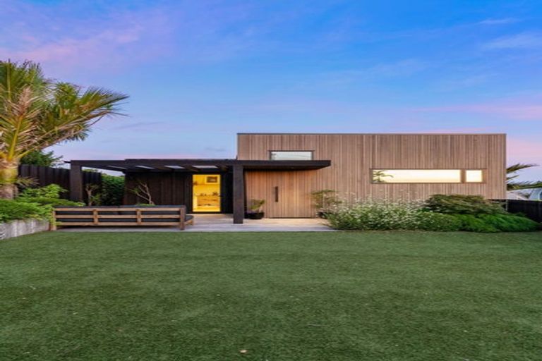 Photo of property in 1/14 Colonial Road, Birkenhead, Auckland, 0626