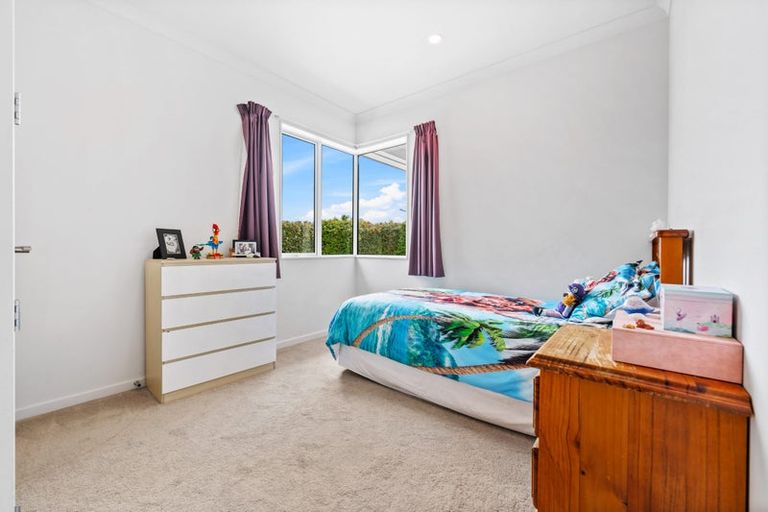 Photo of property in 1 Aporo Drive, Kumeu, 0810