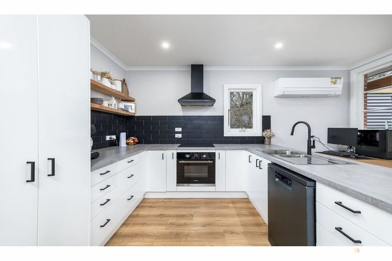 Photo of property in 58 Timaru Road, Waimate, 7924