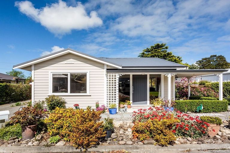 Photo of property in 2 Sam Meads Way, Greytown, 5712