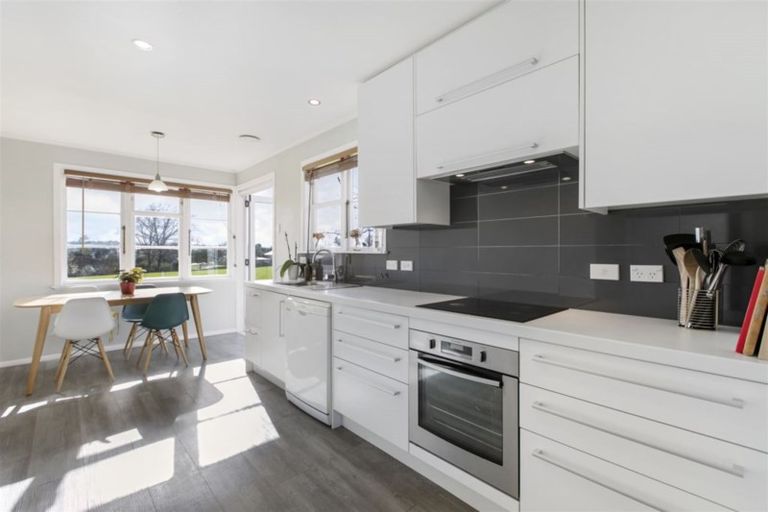 Photo of property in 1/10 Gladfield Lane, Te Atatu Peninsula, Auckland, 0610