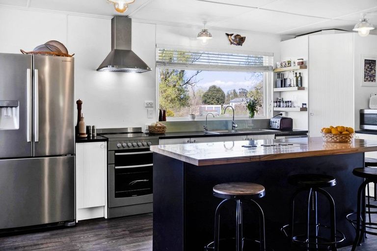 Photo of property in 2 Tayler Street, Eltham, 4322