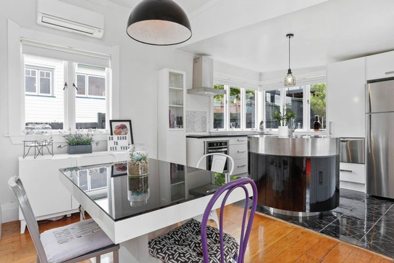 Photo of property in 4 Bowers Road, Glen Eden, Auckland, 0602