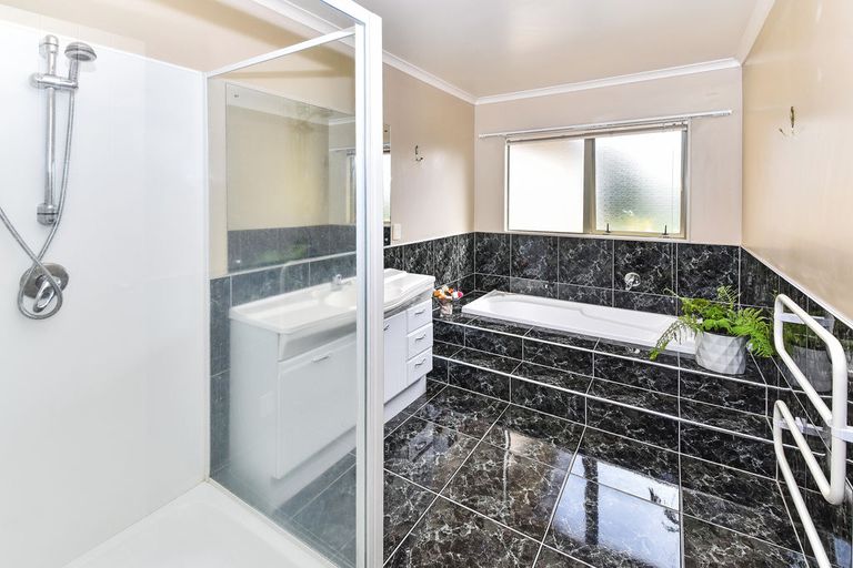 Photo of property in 12 Crannog Fen, Wattle Downs, Auckland, 2103