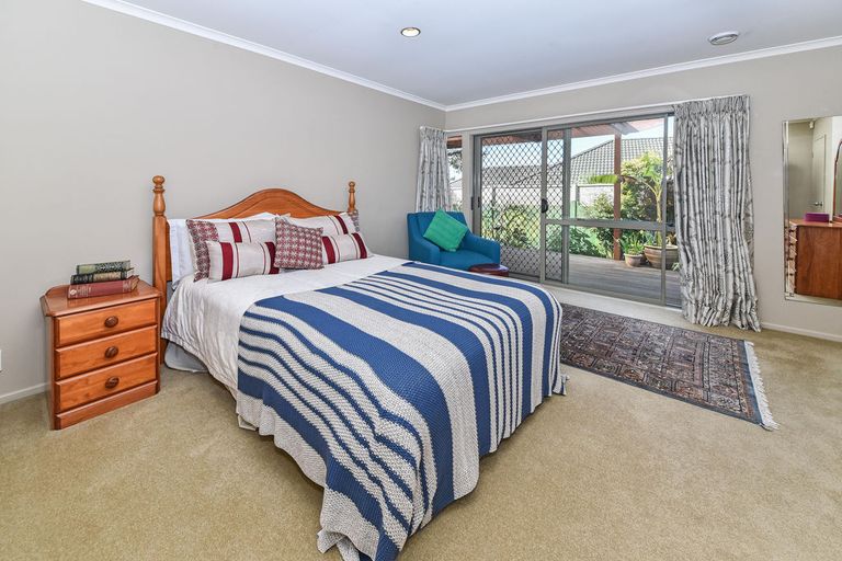 Photo of property in 12 Crannog Fen, Wattle Downs, Auckland, 2103