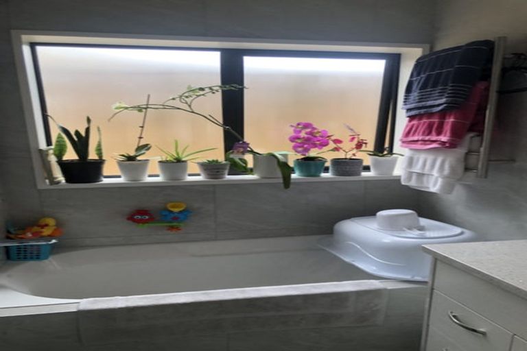 Photo of property in 29b Edgewater Drive, Pakuranga, Auckland, 2010