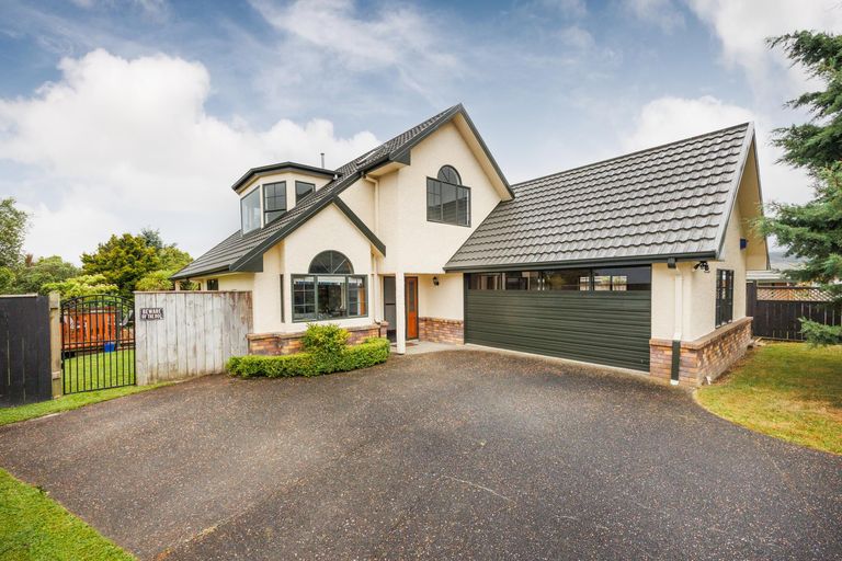Photo of property in 11 Woodgate Court, Fitzherbert, Palmerston North, 4410