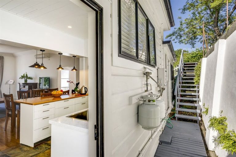 Photo of property in 6 Cameron Road, Bluff Hill, Napier, 4110