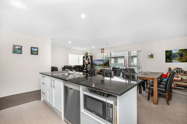 Photo of property in 98 Popokatea Drive, Takanini, 2112