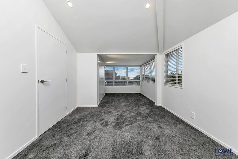 Photo of property in 1/2 Hauraki Road, Hauraki, Auckland, 0622