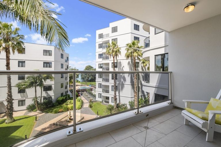 Photo of property in 2a/171 Hurstmere Road, Takapuna, Auckland, 0622