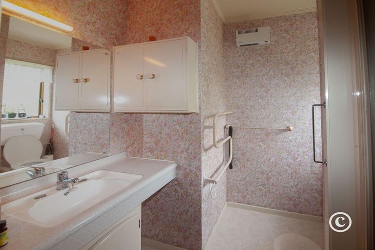 Photo of property in 100 Churton Drive, Churton Park, Wellington, 6037