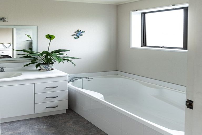 Photo of property in 204a Ngatai Road, Otumoetai, Tauranga, 3110