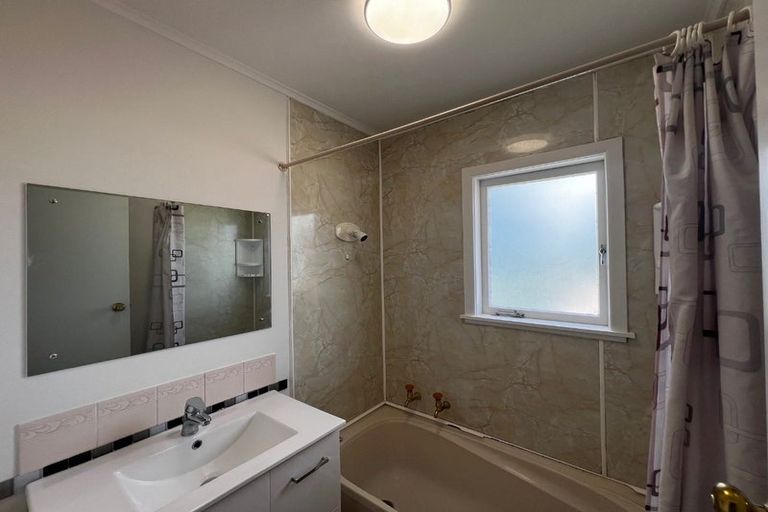 Photo of property in 95 Target Road, Totara Vale, Auckland, 0629