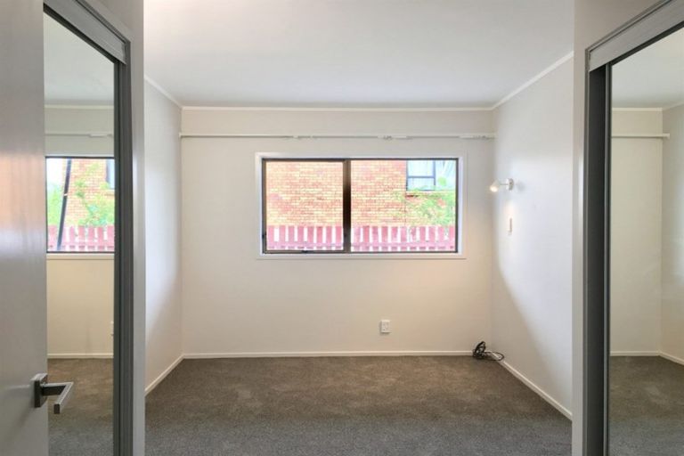 Photo of property in 1/18 Wernham Place, Northcote, Auckland, 0626