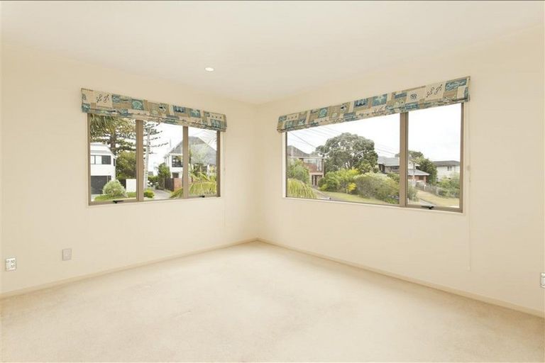 Photo of property in 8 Scarboro Terrace, Murrays Bay, Auckland, 0630