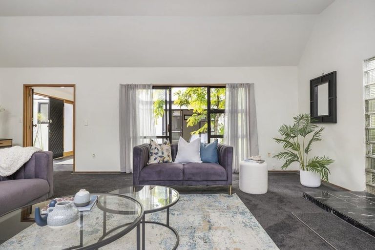 Photo of property in 91 Manhattan Heights, Glendene, Auckland, 0602