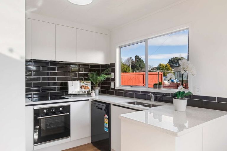 Photo of property in 40 Beach Road, Te Atatu Peninsula, Auckland, 0610