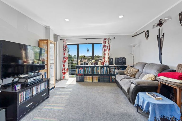 Photo of property in 28 Kevale Place, Manurewa, Auckland, 2102