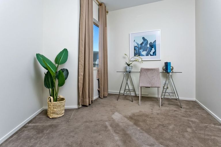 Photo of property in 8 Currey Crescent, Milford, Auckland, 0620