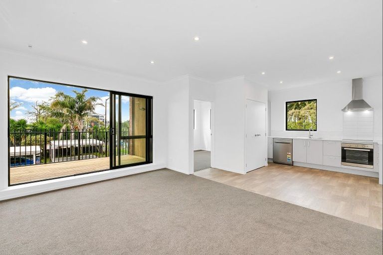 Photo of property in 2/500 Te Atatu Road, Te Atatu Peninsula, Auckland, 0610