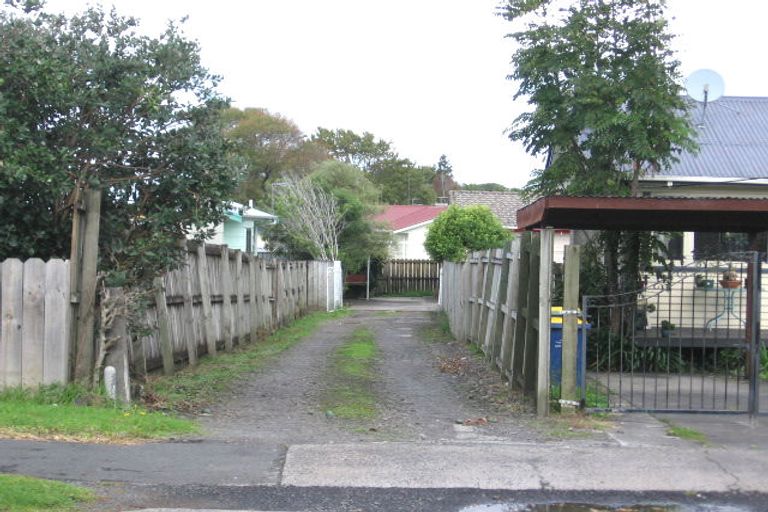 Photo of property in 2/17 Woodside Road, Massey, Auckland, 0614