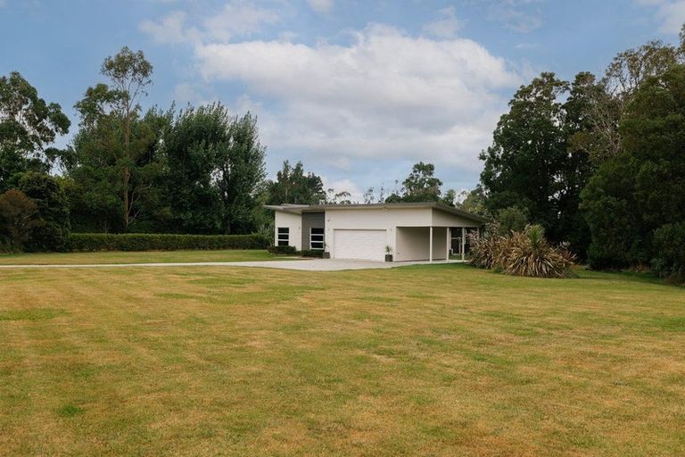 Photo of property in 8 Titirangi Drive, Fitzherbert, Palmerston North, 4471