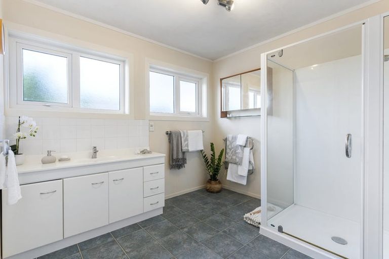 Photo of property in 5 Ravenwood Drive, Forrest Hill, Auckland, 0620