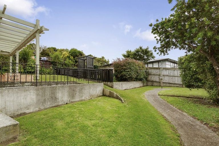 Photo of property in 64 Larsen Crescent, Tawa, Wellington, 5028