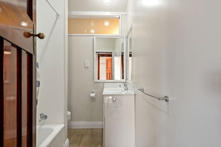 Photo of property in 9 Hungerford Road, Lyall Bay, Wellington, 6022