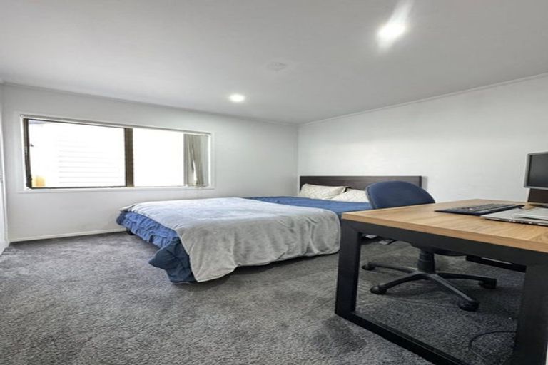 Photo of property in 100 Everglade Drive, Totara Heights, Auckland, 2105