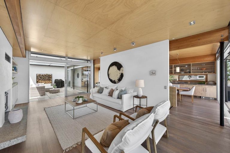 Photo of property in 94 Stanley Point Road, Stanley Point, Auckland, 0624